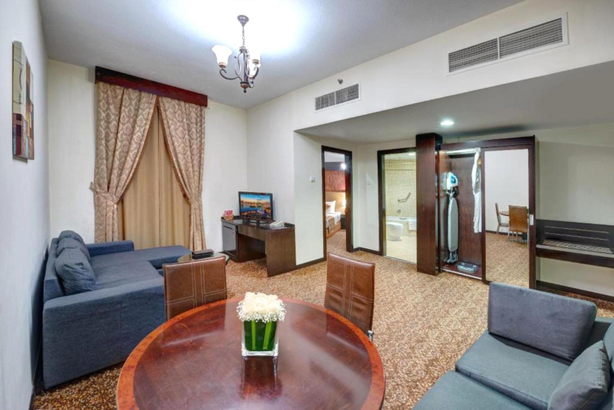 Aryana Hotel Шарджа Екстериор снимка