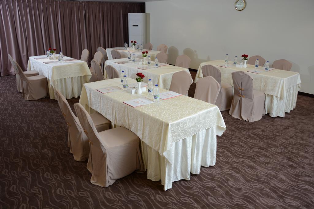 Aryana Hotel Шарджа Екстериор снимка