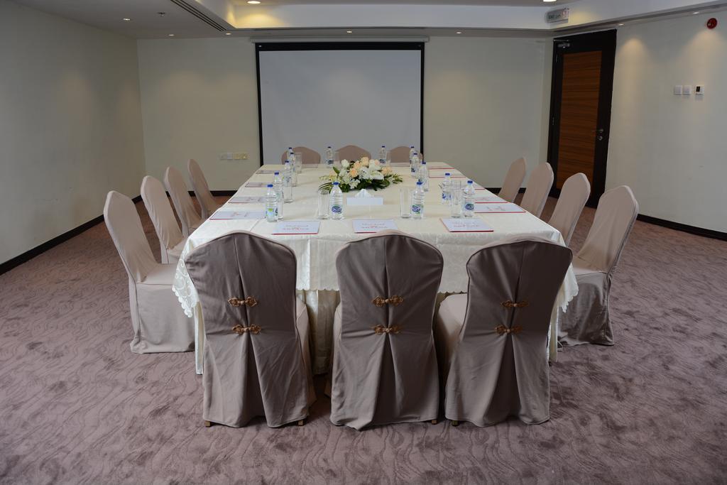 Aryana Hotel Шарджа Екстериор снимка